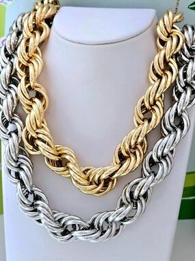 NWOT Chunky Twisted Link Necklace - Silver